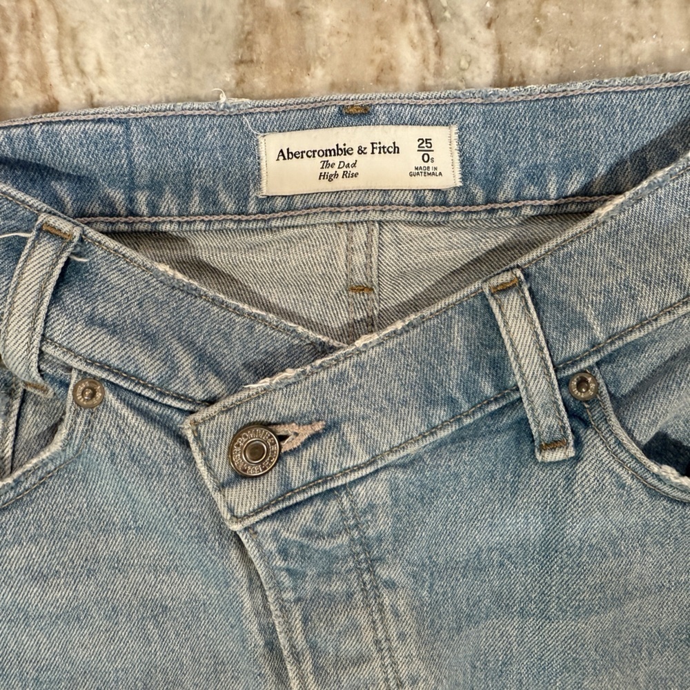 Women’s ABERCROMBIE & FITCH The Dad Jean- High Rise Crossover. Size 0 Short - Picture 4 of 9